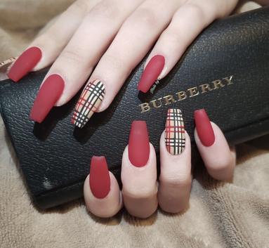 21 Elegant Burberry Nails [Trends 2023]