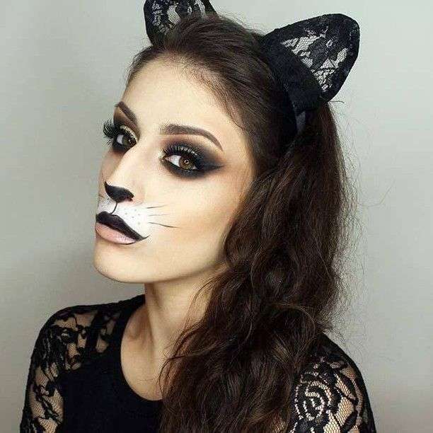 Black Cat Makeup Look With Thick Eyeliner