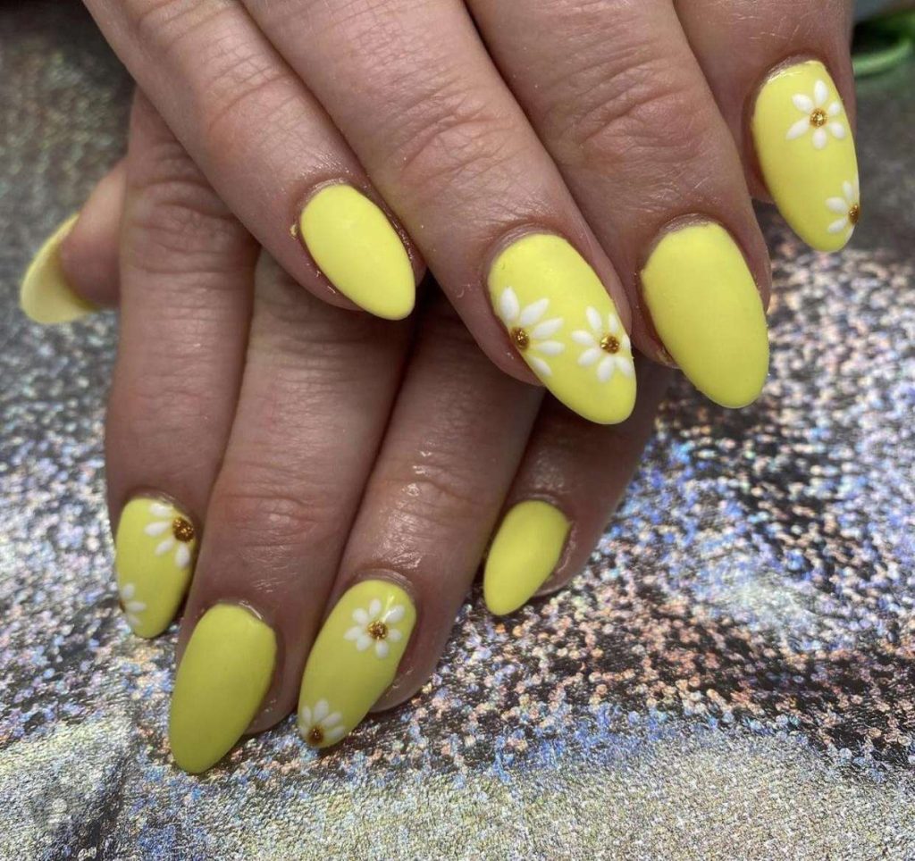 Short Daisy Matte Yellow Nails