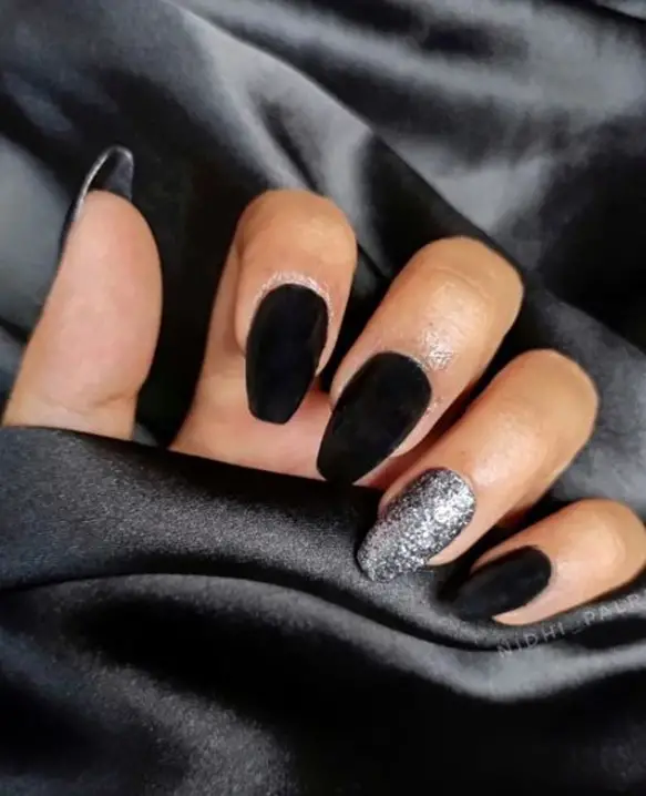 Accent Siler And Black Nails
