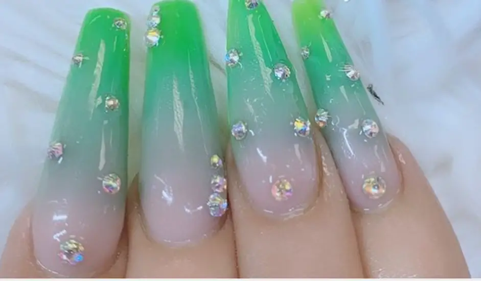 Exquisite Green And White Nails Set