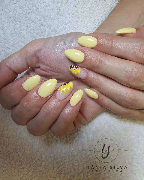 Pastel Yellow Round Nails