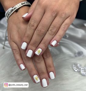 Royal White And Gold Gel Nails On Silvery Fur