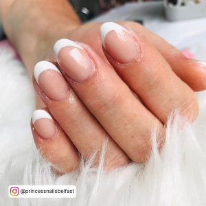 Short Round And Whote French Tip Nails On White Fur