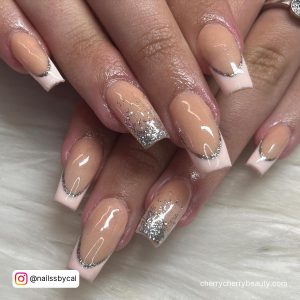 Classy Short Acrylic Nail Ideas For Summer With Glitters And French Tip Over White Fur