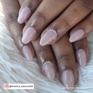 Short Nude Acrylic Nails Almond With Diamonds On White Fur