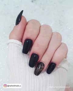 Black Nails Design Simple With Glitter On Ring Finger